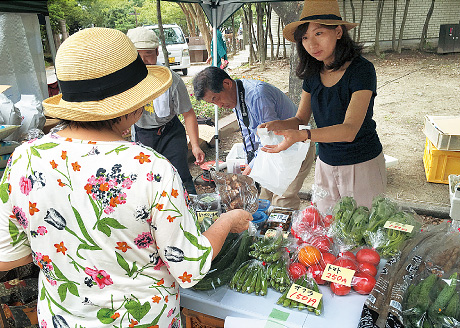 「熊本地震 有機農業支援マルシェ」の様子