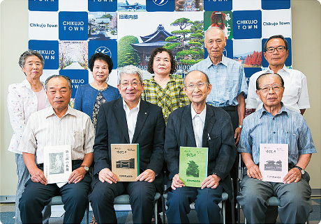 築上町郷土誌会の皆さんの集合写真