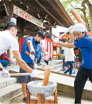 餅つきをする様子