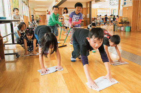 掃除をする児童の様子