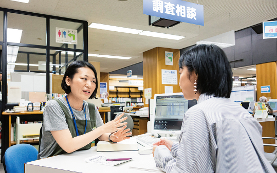 来館者の要望を聞く様子