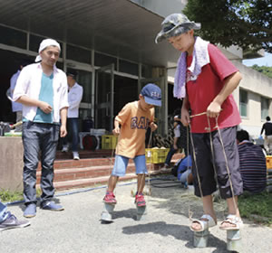 伐採した竹を利用して竹細工や流しそうめんなどを小学生たちと楽しんでいる