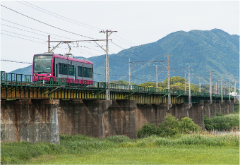 田園風景の中を真っすぐに走る電車の姿