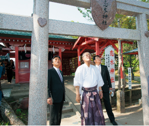 「恋木鳥居」を見上げる小川知事