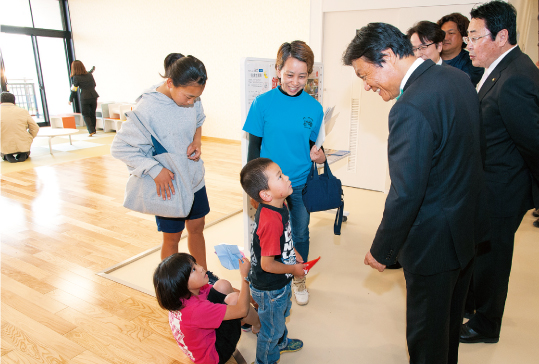 来訪者と語らう小川知事