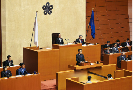 本会議場での委員長報告の様子