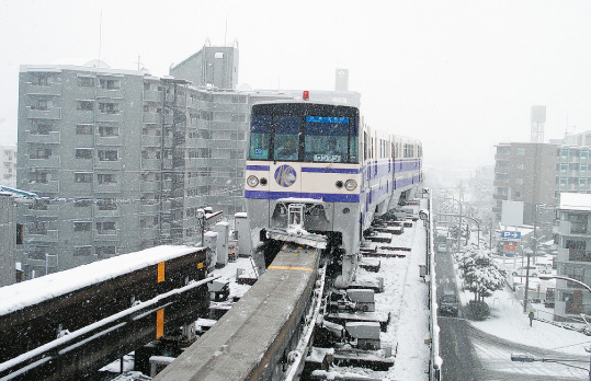 雪景色の中を走るモノレールの様子