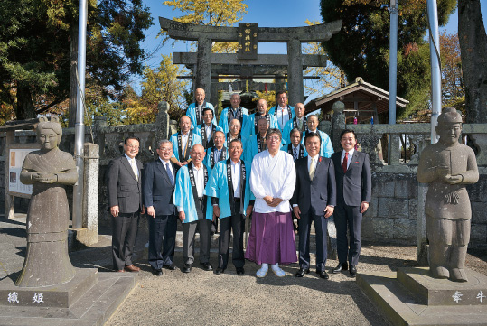 鳥居の前で記念撮影