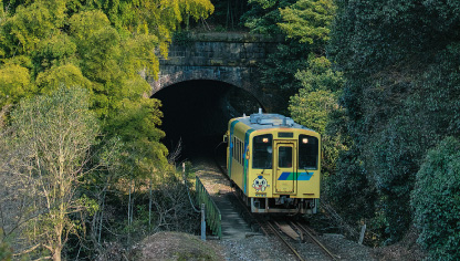 山間を走る列車の写真