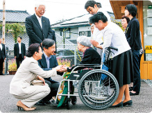 被災地を御訪問された皇太子同妃両殿下の写真