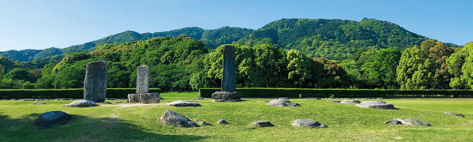 大宰府政庁跡から大野城（四王寺山）の山々を望む写真