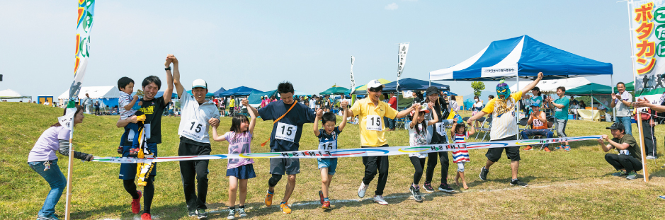 「こたけボタ山クロスカントリー駅伝大会」でチーム全員で手をつないで仲良くゴールする様子