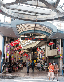 長崎街道の道筋にアーケードを架けた「本町商店街」の様子