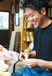 「筑前津屋崎人形巧房」8代目の原田翔平（はらだ しょうへい）さんの写真