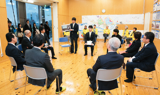 遠賀川について学ぶ知事らの様子