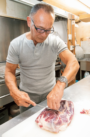 イノシシ肉のスジを丁寧に取る様子