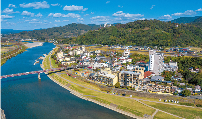 筑後川と杷木の山、自然豊かな原鶴温泉郷の全景