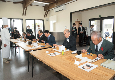 新メニューに舌鼓を打つ知事