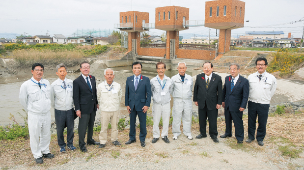 小坪水門の前で記念撮影