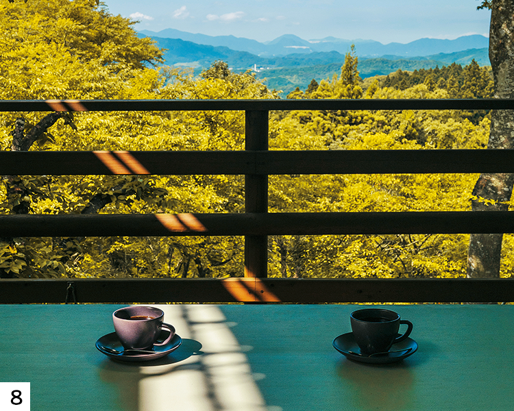 絶景のテラスで飲むコーヒーの写真