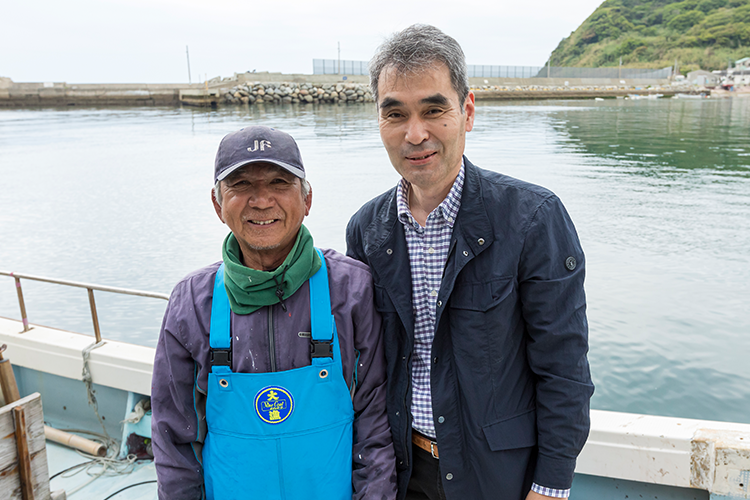 福岡県漁連加工事業所の江上英典（えがみ ひでのり）所長〈写真右〉と漁船「新徳丸」の柴田与志美（しばた よしみ）さん〈写真左〉の写真