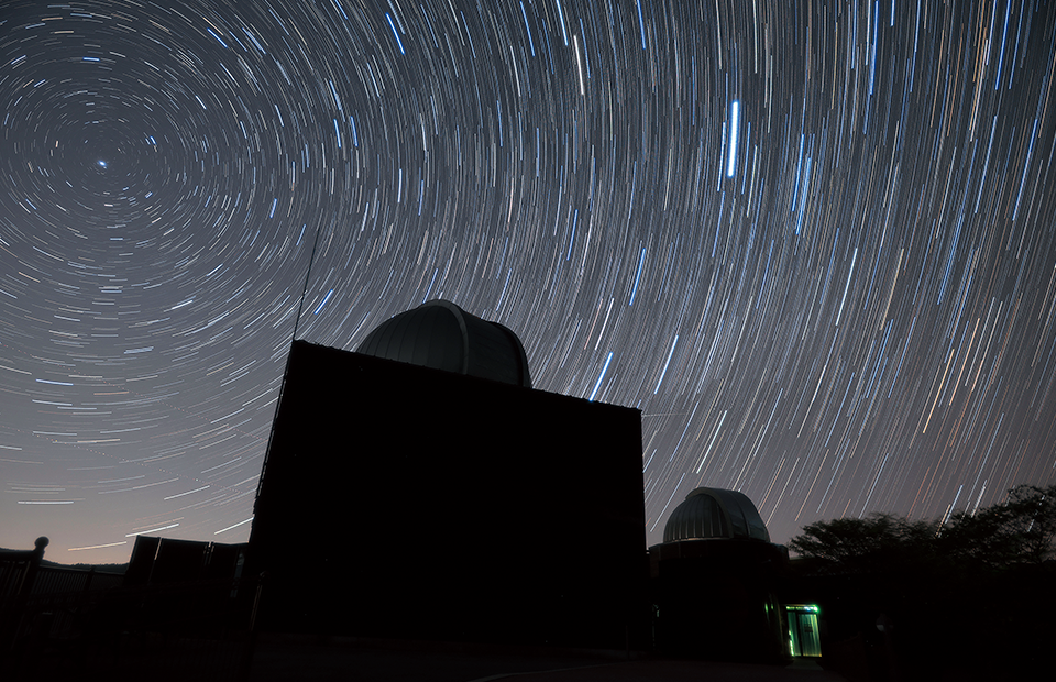 星が天文台を回っているような写真