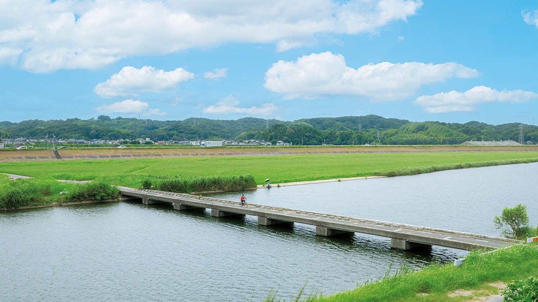 彦山川にかかる橋を自転車で渡っている写真 彦山川にかかる橋を自転車で渡っている写真
