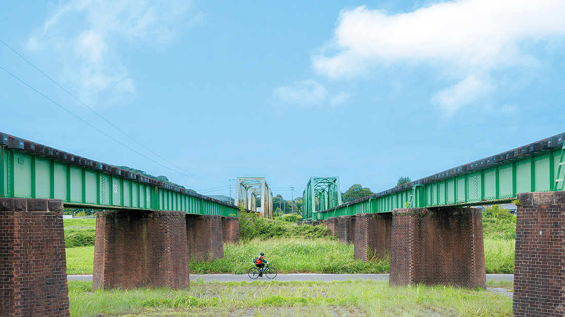 平成筑豊鉄道の鉄橋沿いをサイクリングしている写真 平成筑豊鉄道の鉄橋沿いをサイクリングしている写真
