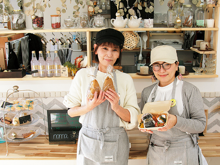 お結び屋のスタッフ2人と内観写真