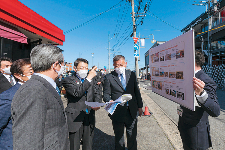 おんがみらいテラスを視察中の知事の写真