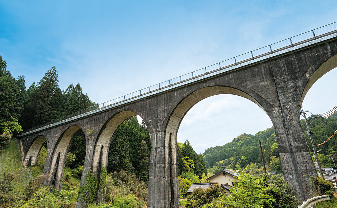 宝珠山橋梁を下から見上げた写真