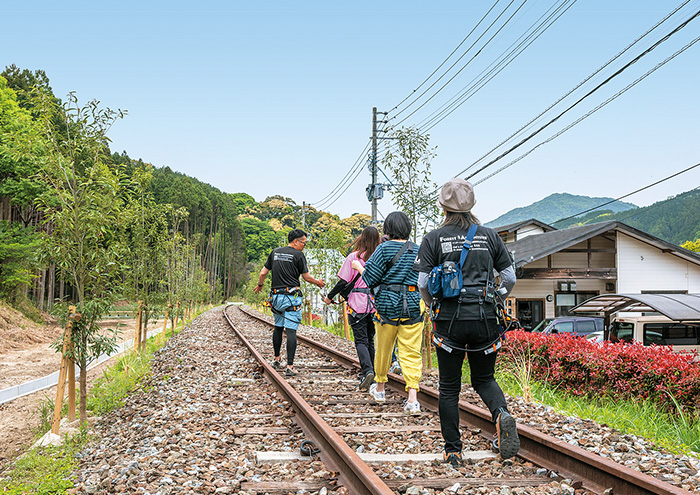 線路を歩く人たちの写真