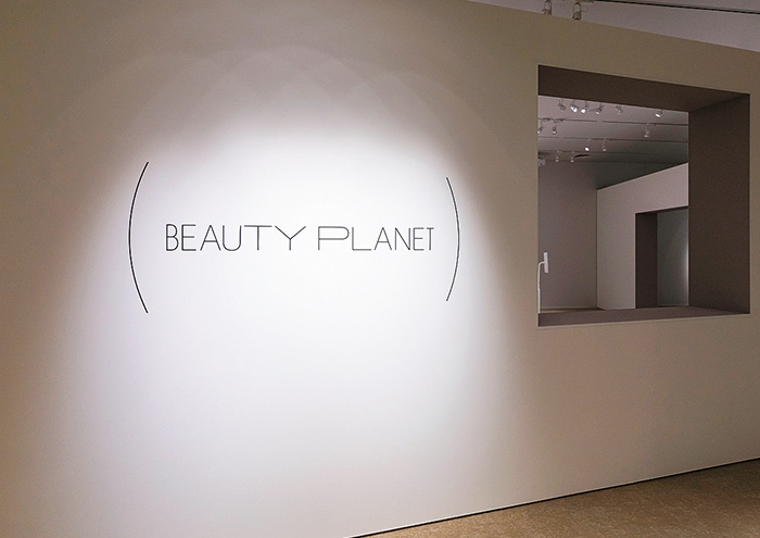 壁にBEAUTY PLANETのロゴがある写真