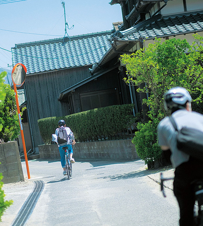 自転車で路地を走る写真