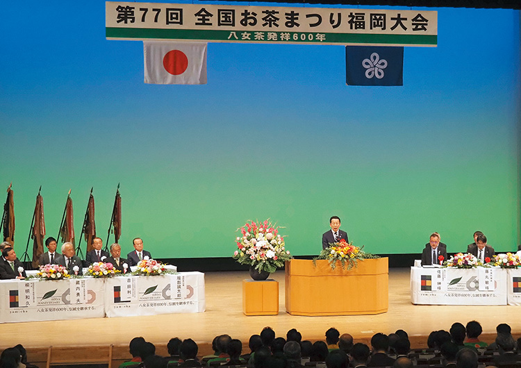 壇上で香原議長があいさつをしている写真