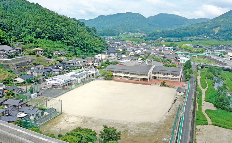 旧香春小学校を上から見た写真