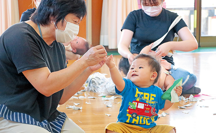 子どもたちや地域の人たちが交流している写真