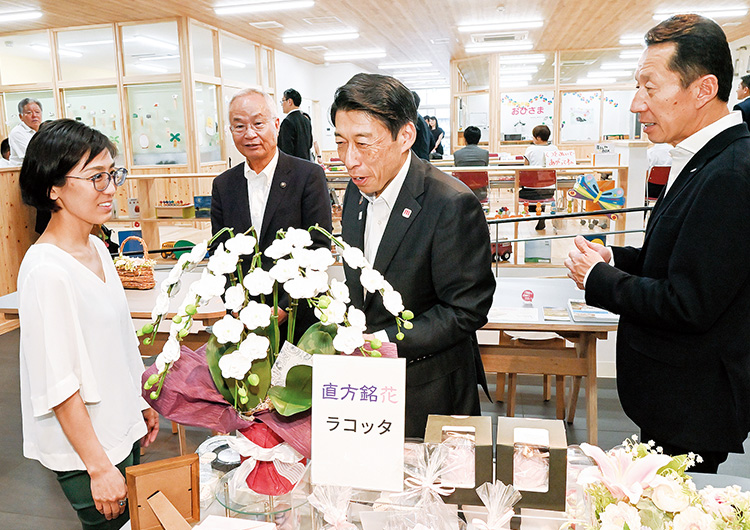 ここっちゃスタッフと交流する知事の写真