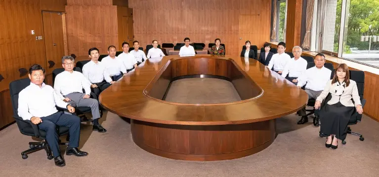 議会運営委員会の集合写真