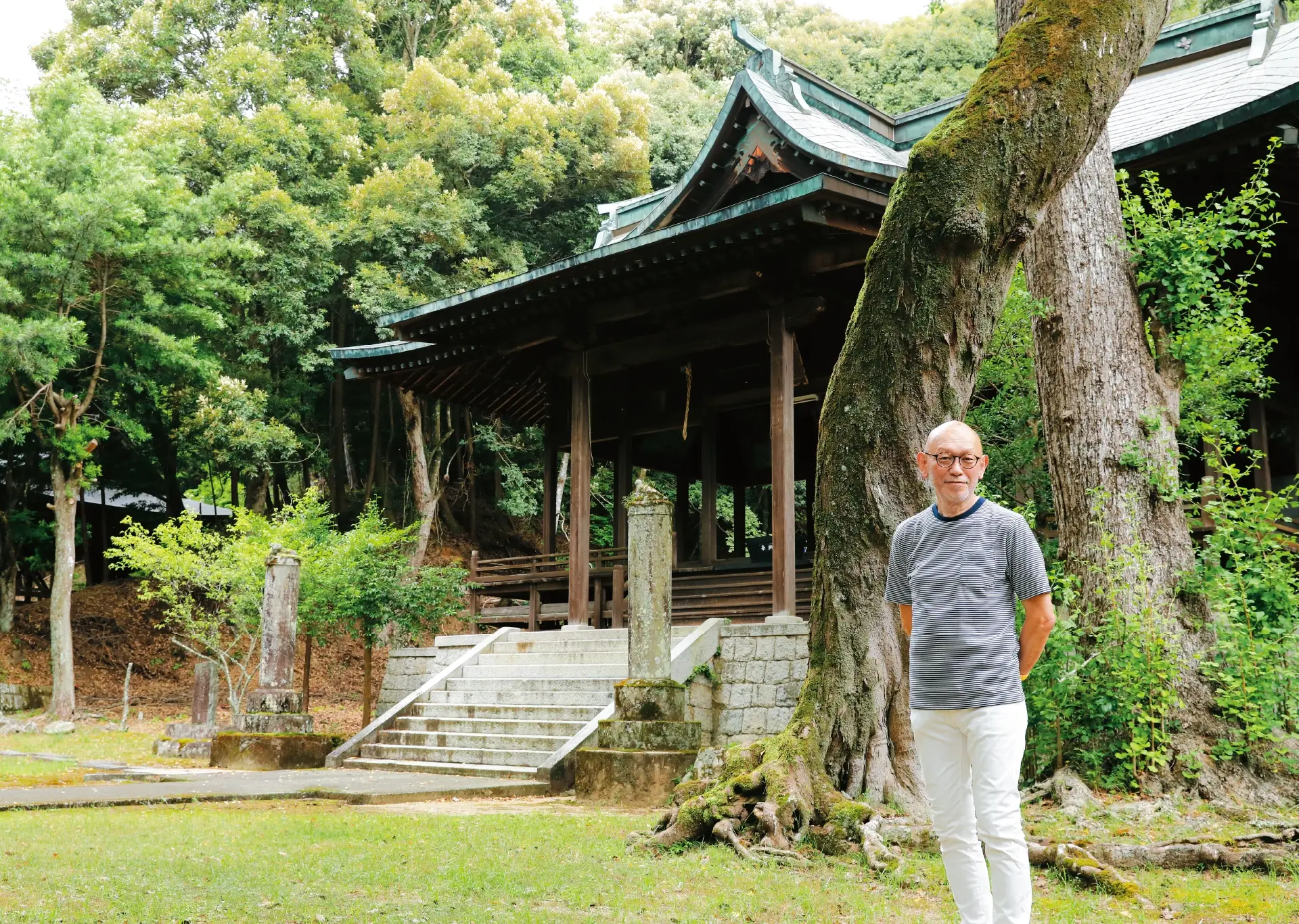 添田神社にたたずむ田中 博史（たなか ひろし）さんの写真