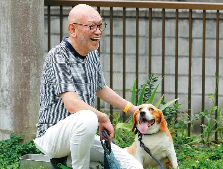 田中さんと愛犬アトムの写真