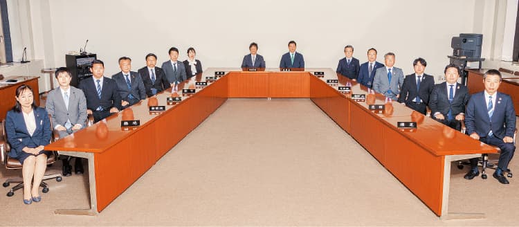 子育て支援・人財育成調査特別委員会の集合写真