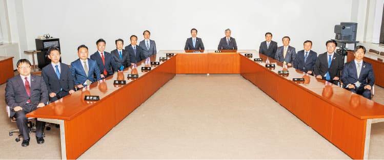 スポーツ立県調査特別委員会の集合写真