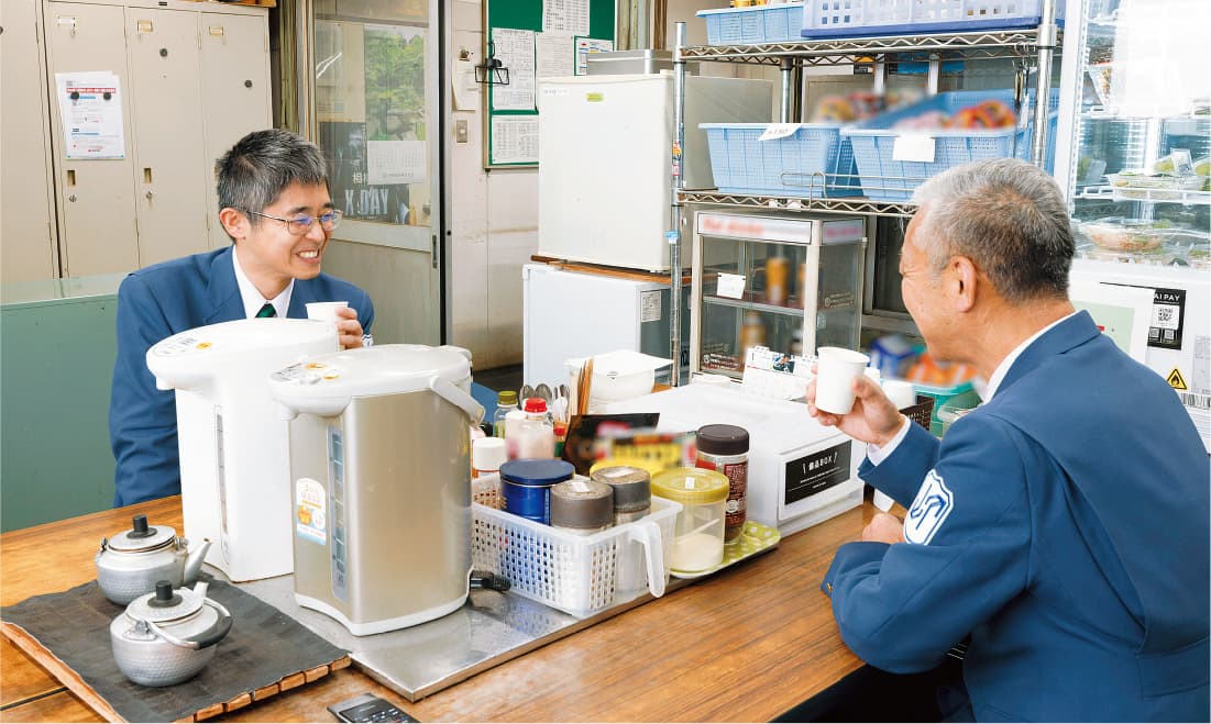 金田駅の休憩室でホッと一息する様子