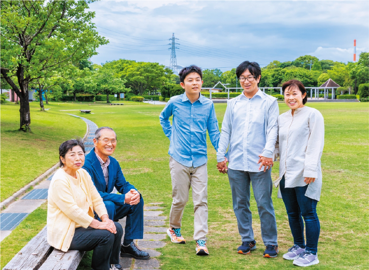 諏訪（すわ）公園に家族で集まる様子