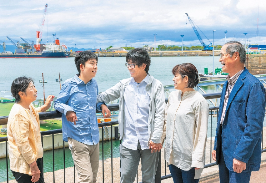 三池港を背景に家族写真