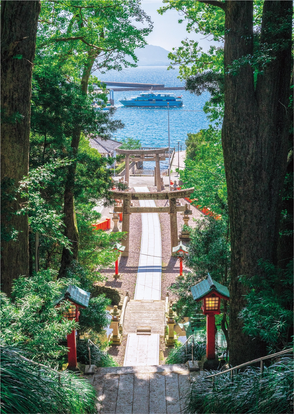 参道の石段から見える海の写真