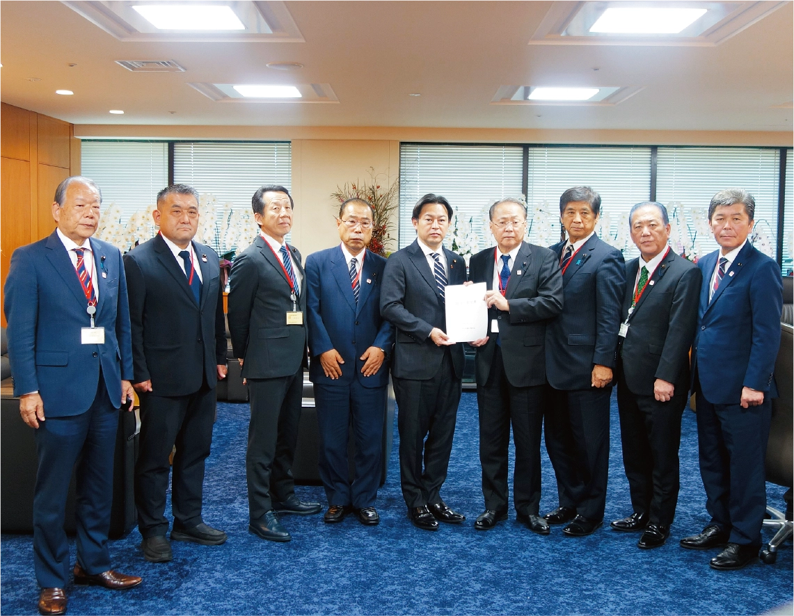 九州各県議会議長会による政府等への提言活動の様子