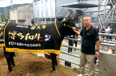 肉牛の部で優等賞に入賞した若久号と平山英一さん（筑紫野市）