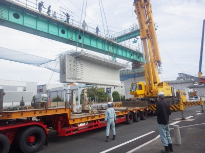 コンクリート橋　セグメント搬入の写真